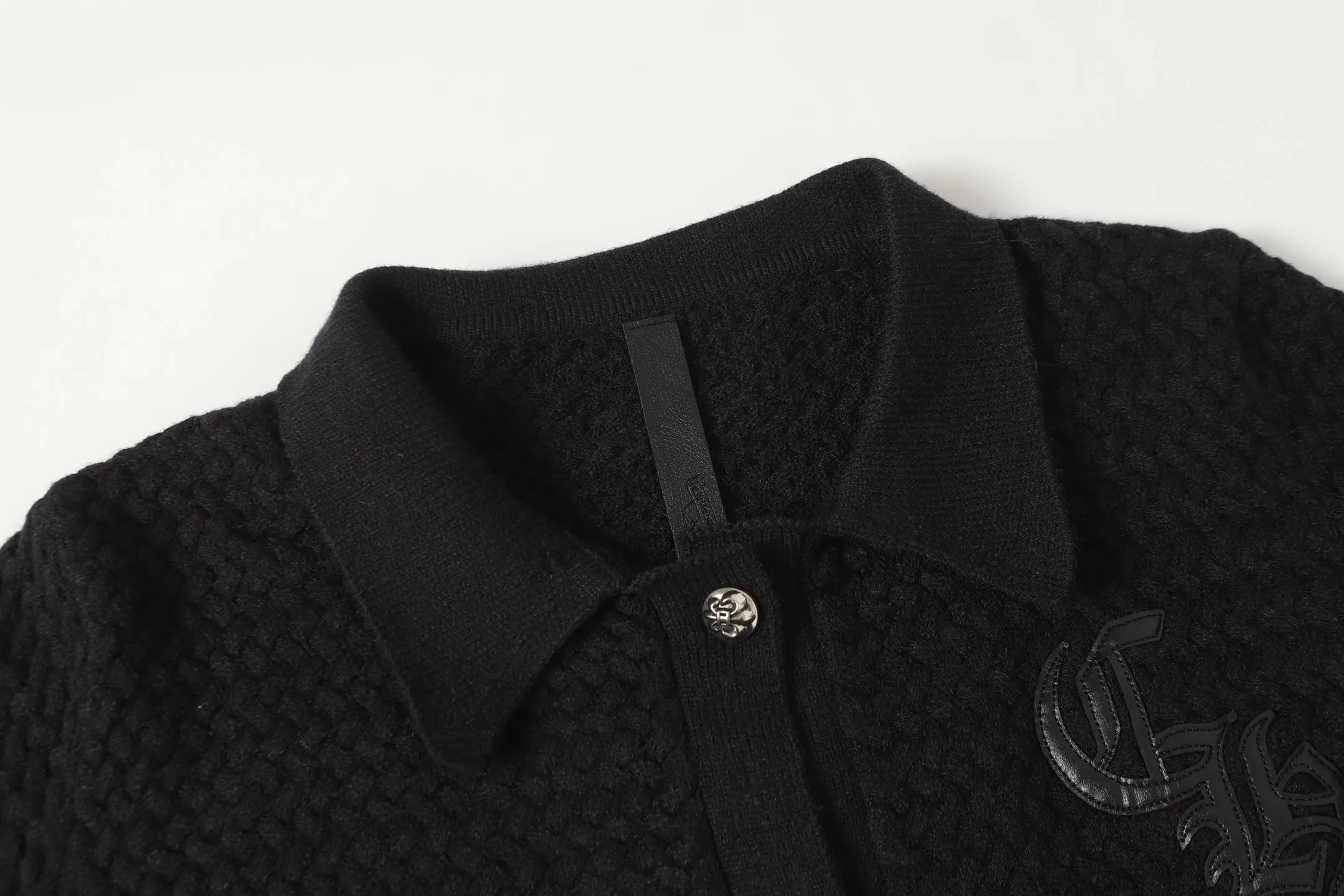 P300 #M904 - Chrome Hearts/Chrome Hearts Heavy Industry Sanskrit appliquéd embroidered cardigan knitted sweater - High weight, high density and high quality. The wool is soft, delicate and skin-friendly. It feels soft and silky. It has excellent warmth and skin-friendly properties. - Customized weaving and dyeing, no color difference. No matter the fabric or workmanship details, it is the ordinary version on the market. - Hardware zipper accessories are all customized, full of details -Colour: light gray black -Size: S M L XL